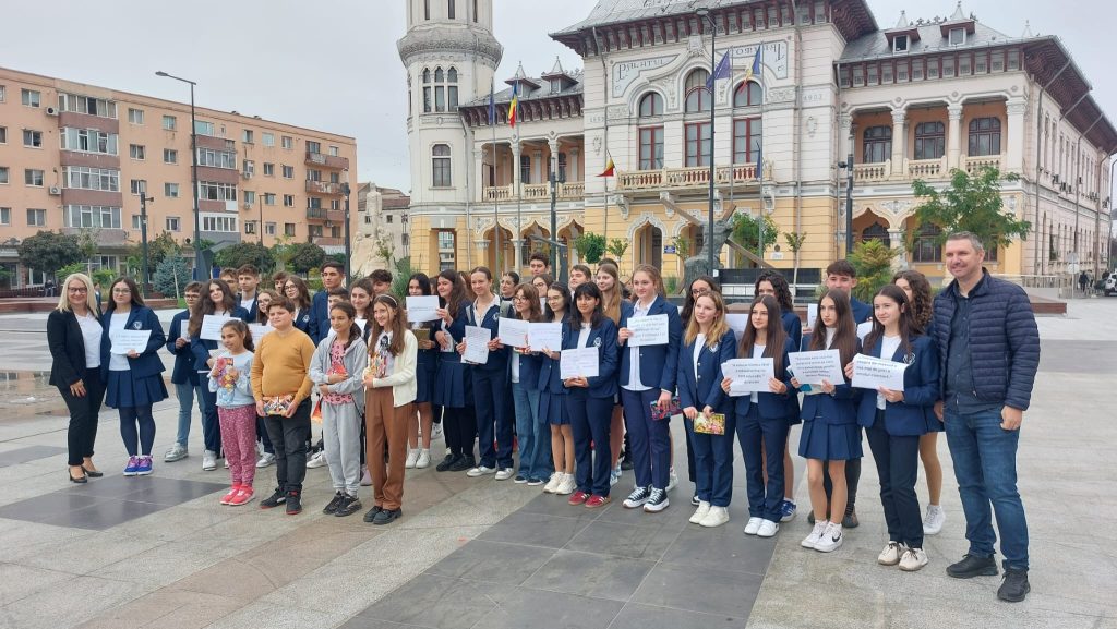 (Video) Îndemn la lectură de Ziua Educației. Zeci de elevi au dăruit cărți trecătorilor din Piața Dacia