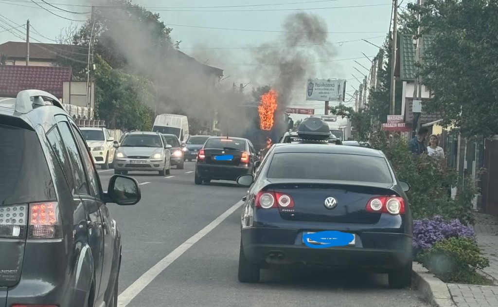 (FOTO) Autobuz în flăcări, la Mărăcineni