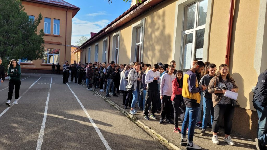 (video) Ce au găsit absolvenții la Bursa Locurilor de Muncă ce le-a fost dedicată. Cei cu studii superioare…