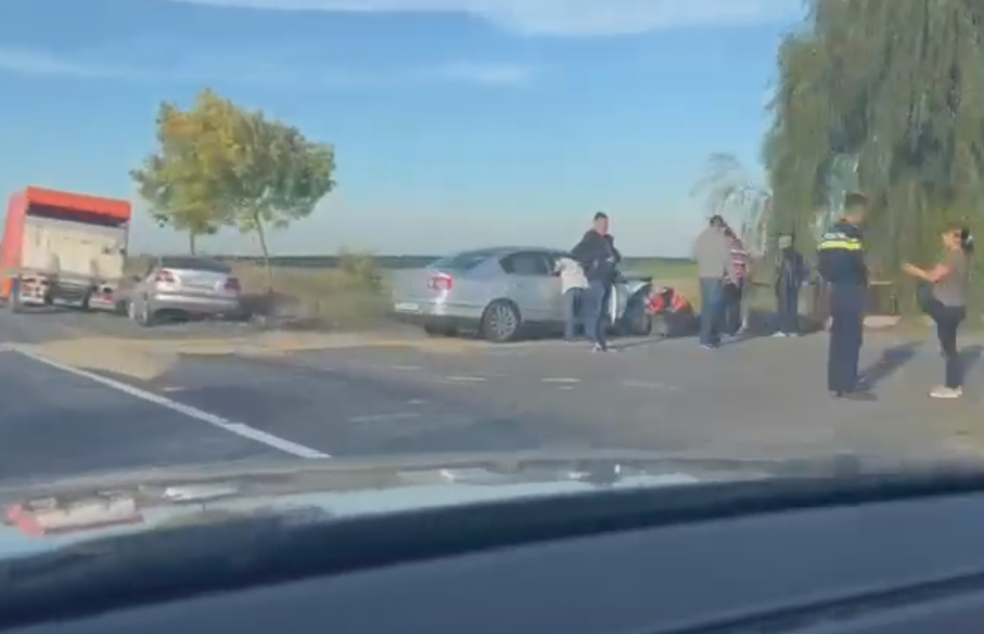 (VIDEO) Impact violent pe DN2E85, la Costești