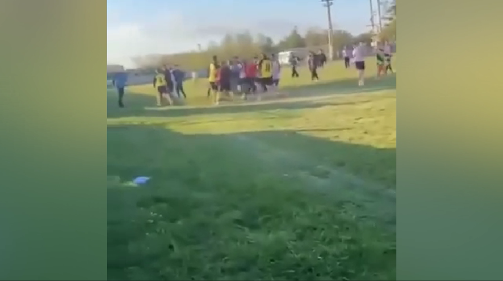 (VIDEO) Dilemă: a fost fotbal sau a fost box? Imagini EXCLUSIVE surprind cum și-au împărțit pumni fotbaliștii a două echipe de Liga a 5-a