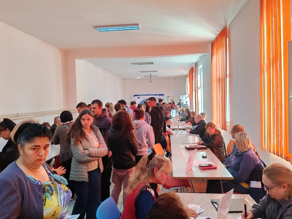 Câți absolvenți și-au găsit un loc de muncă după bursa care le-a fost dedicată. Rezultatele prezentate de AJOFM