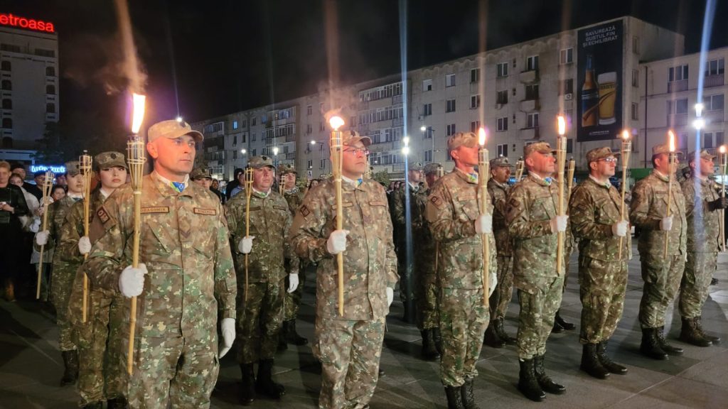 ”Servim patria!”. De ziua lor, militarii i-au salutat pe buzoieni în timpul tradiționalei retrageri cu torțe
