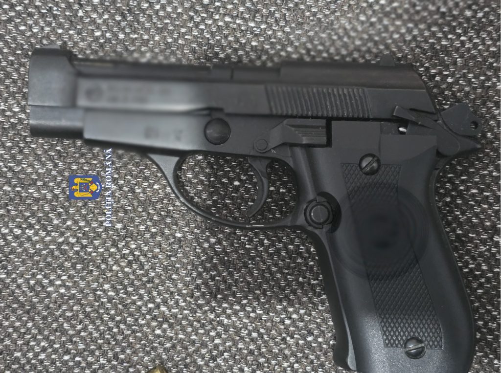 (FOTO&VIDEO) Ăsta da tupeu! Tânără amenințată cu un pistol de furat