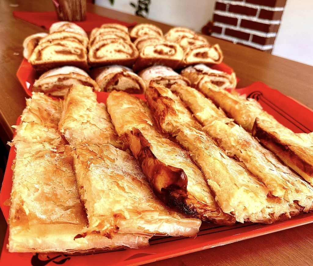 Unde mănânci cele mai bune plăcinte cu brânză, cu dovleac și cu dulceață, în acest week-end. Merg bine cu o țuică de Buzău