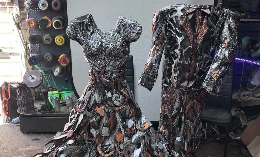 E unic în lume! Costumația creată de un artist buzoian, idee și realizare nemaivăzute