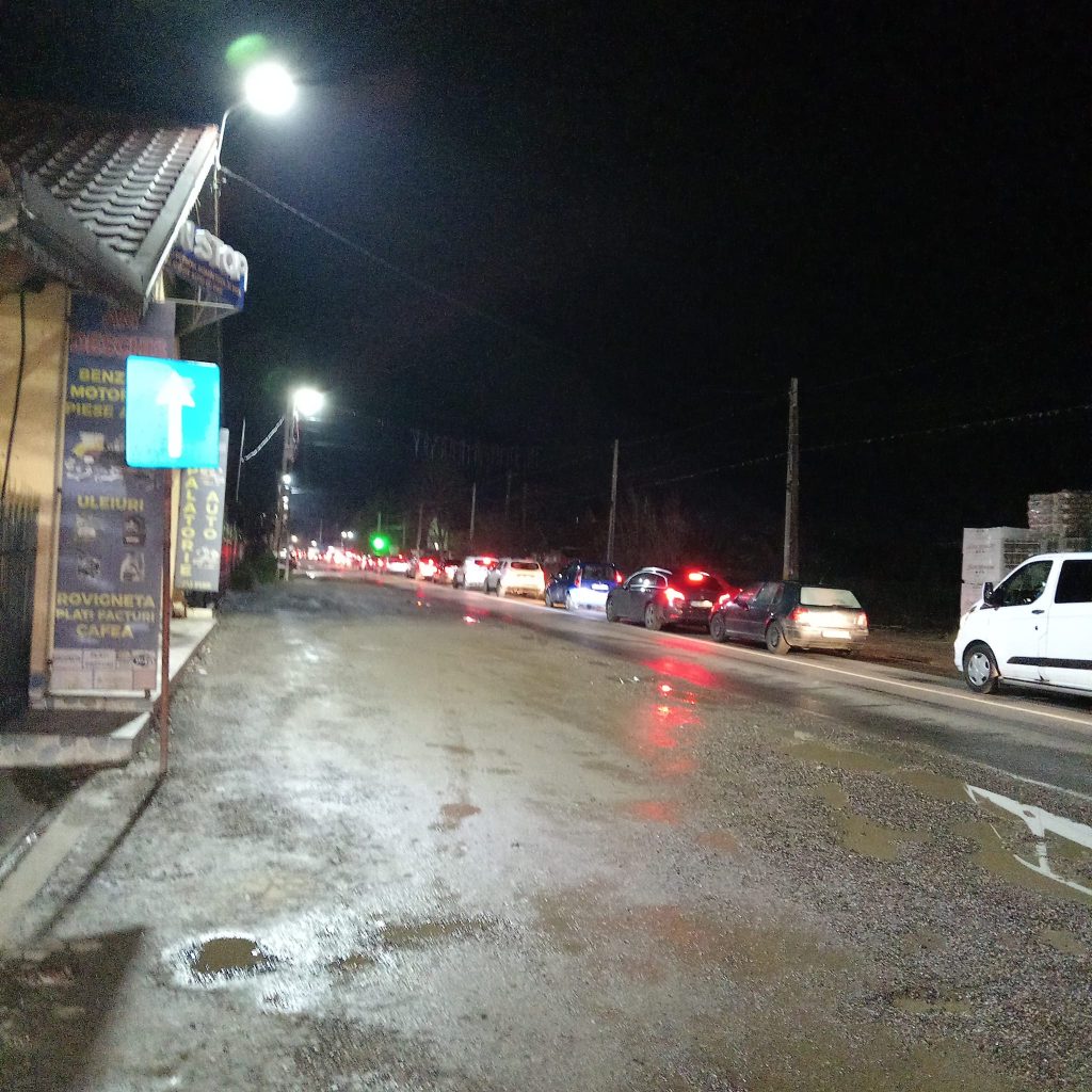 De ce s-au format cozi imense, joi, la Vernești? O tragedie a fost evitată la limită