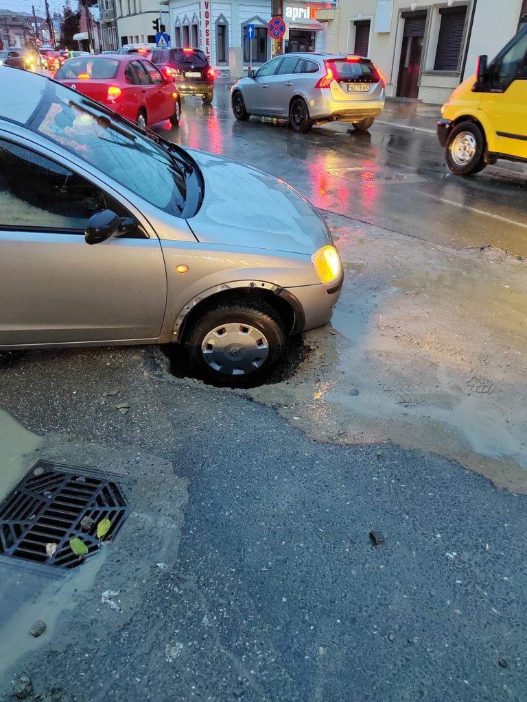 Buzoieni, obișnuiți-vă cu tranșeele! Mașină surprinsă de o surpare pe o stradă din oraș