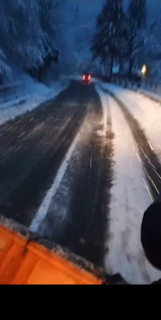 (Video) Ninge la munte. Drumarii, în acțiune pe DN10