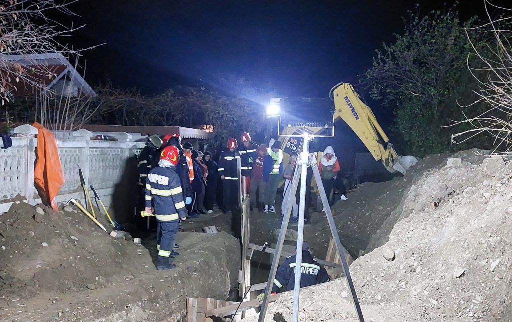 Operațiune dramatică la Săpoca. Un mal de la rețeaua de canalizare s-a prăbușit peste patru oameni