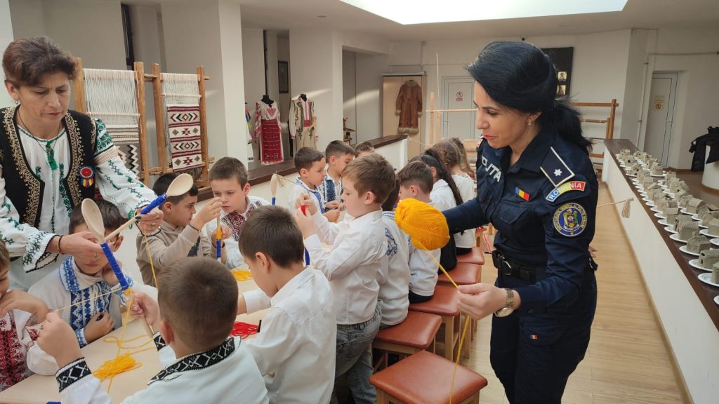 (FOTO) Activități cu…tradiţie! “Românași” și “româncuțe”, creațiile elevilor invitați de polițiști la o activitate dedicată Zilei Naționale