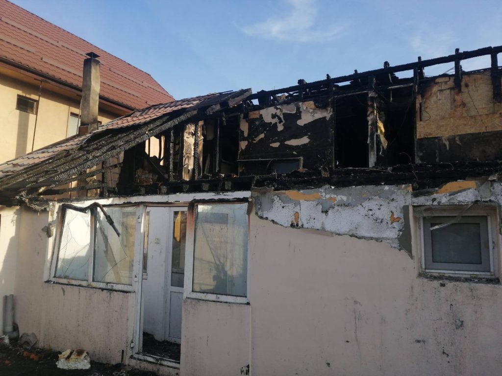 (FOTO) Apel umanitar lansat de militarii buzoieni. O familie cu 2 copii mici, fără acoperiș deasupra capului, în prag de Crăciun