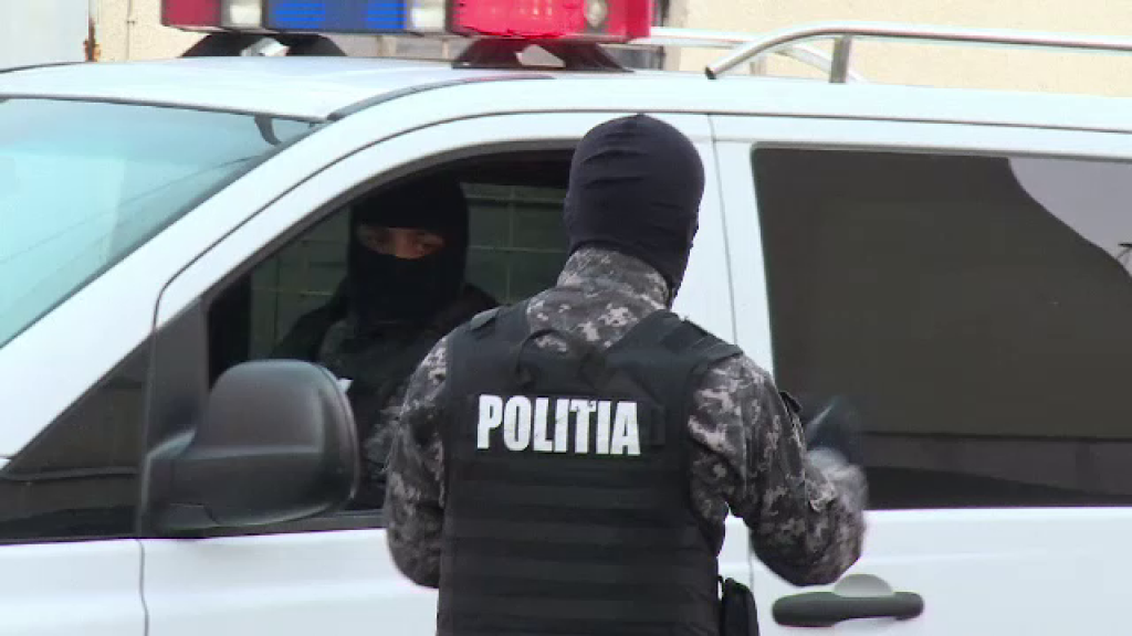 Interlop buzoian, căutat de ore bune de polițiști. A reușit să fugă, deși s-au tras focuri de armă