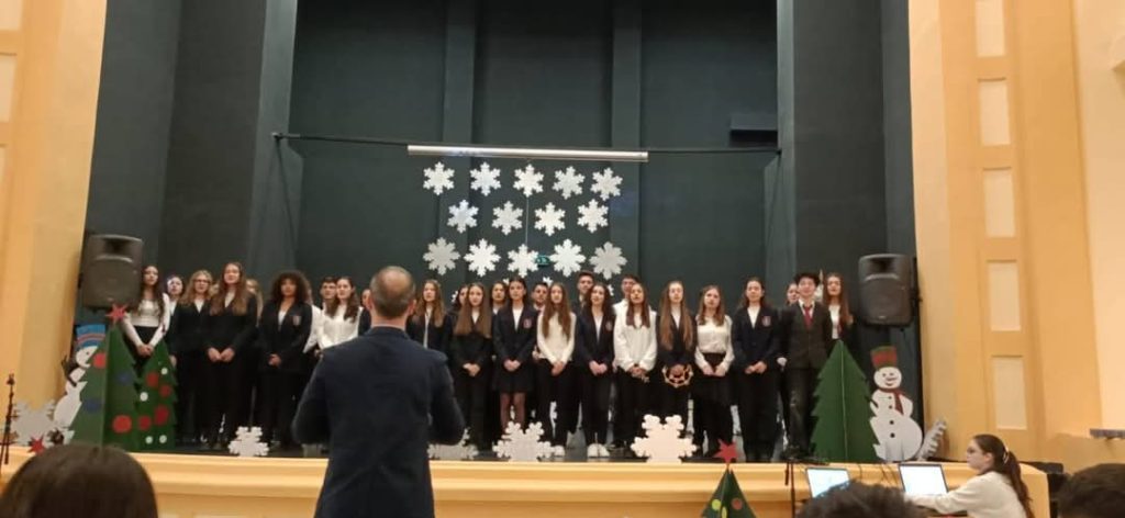Magia Crăciunului, în școlile din Buzău. Clase inedit decorate și colinde îndrăgite