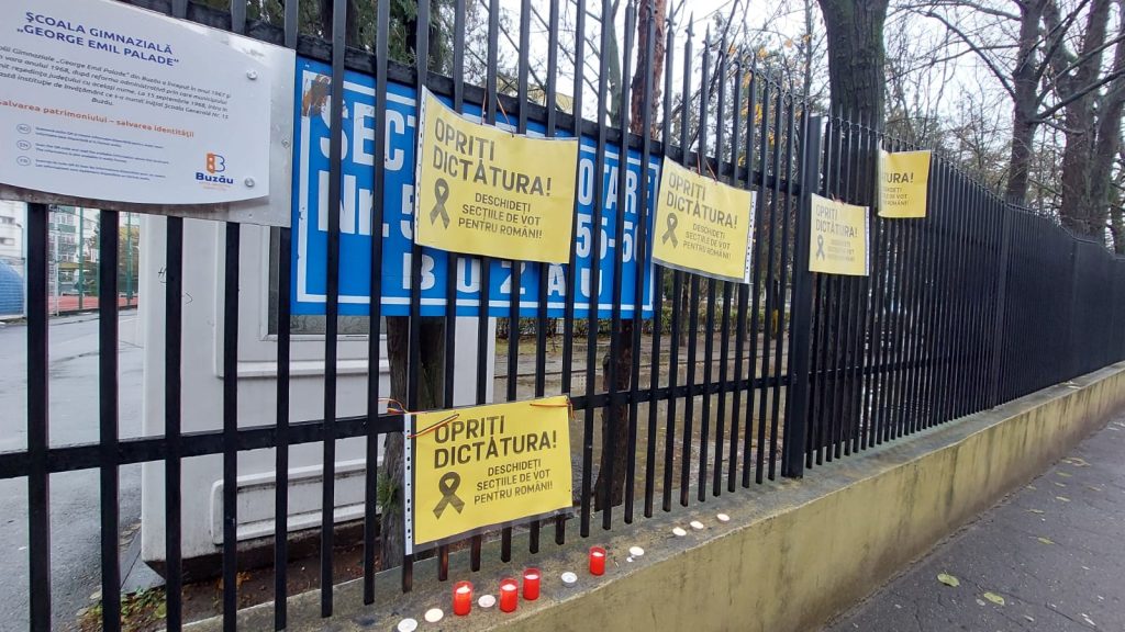 Parlamentarii AUR au ieșit în stradă, la Buzău. În semn de protest pentru anularea alegerilor, au aprins lumânări la secțiile de votare