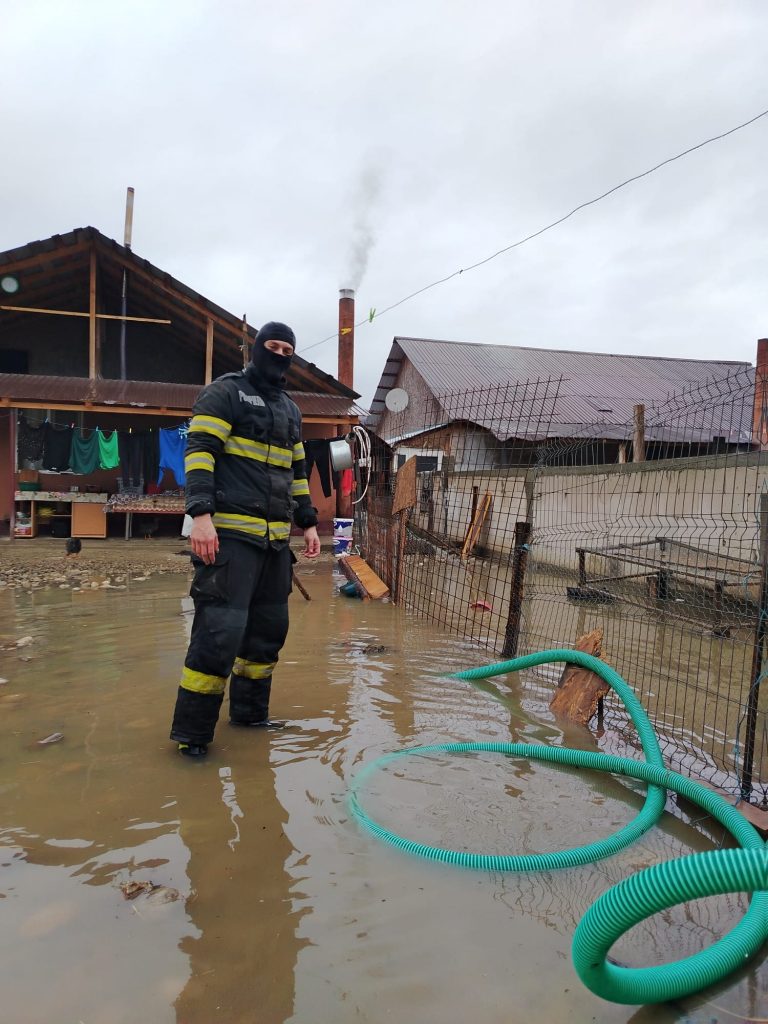 (FOTO) Bilanțul problemelor create de ploile din ultimele zile. Unde au intervenit pompierii