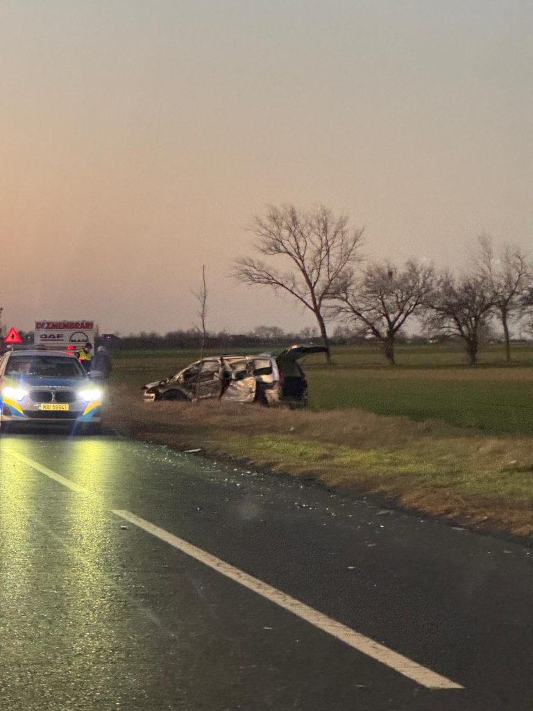 (FOTO) Impact puternic pe DN2. Un autoturism și o cisternă au ajuns pe câmp, o persoană la spital