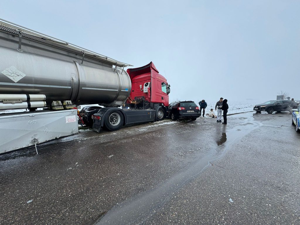 Prima zăpadă a adus și accidente pe șoselele din Buzău