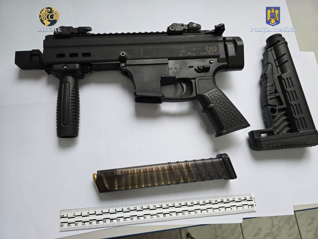 (FOTO) Bărbat turc care introducea ilegal arme în țară, trimis după gratii, după o colaborare a polițiștilor din Buzău și alte 3 județe
