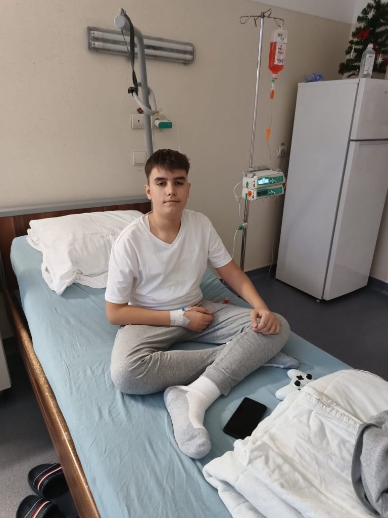 Andrei, premiantul școlii din Pietroasele, aruncat într-o luptă dură pentru viață, are nevoie de sprijinul nostru