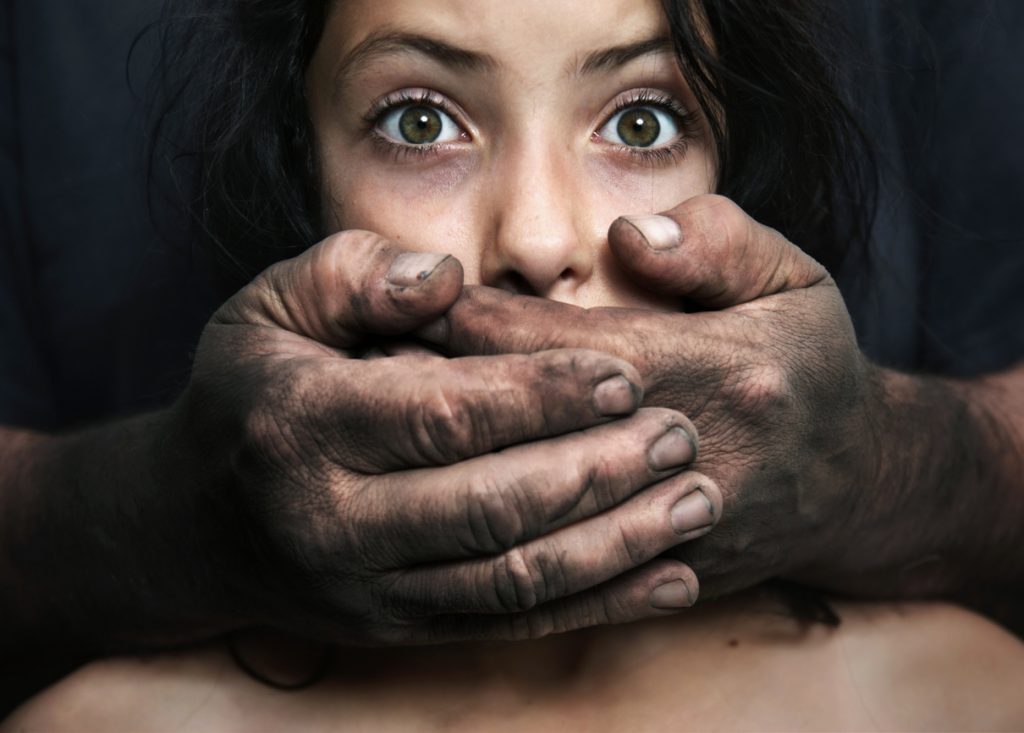 Adolescentă, abuzată sexual de tatăl vitreg