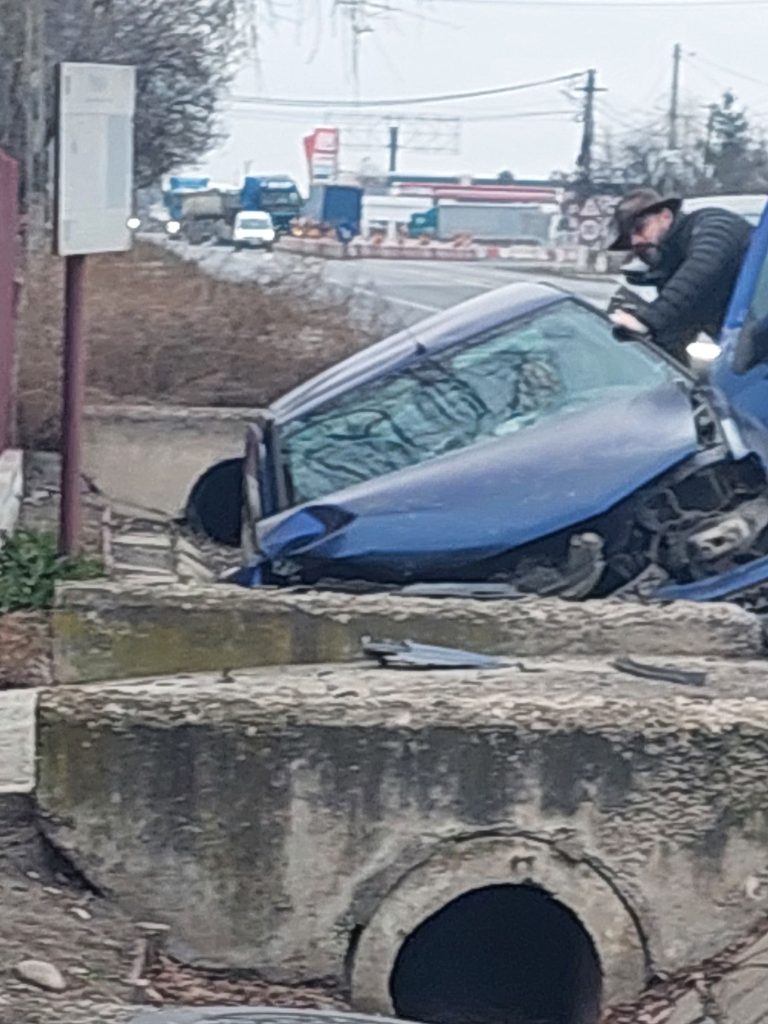 Mașină făcută praf pe DN2 E85! Șoferul, scos cu greu din autovehiculul contorsionat