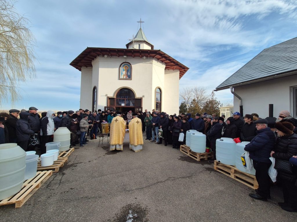 (VIDEO&FOTO) Bisericile din Buzău, arhipline de Bobotează. Credincioșii au primit Agheasma Mare