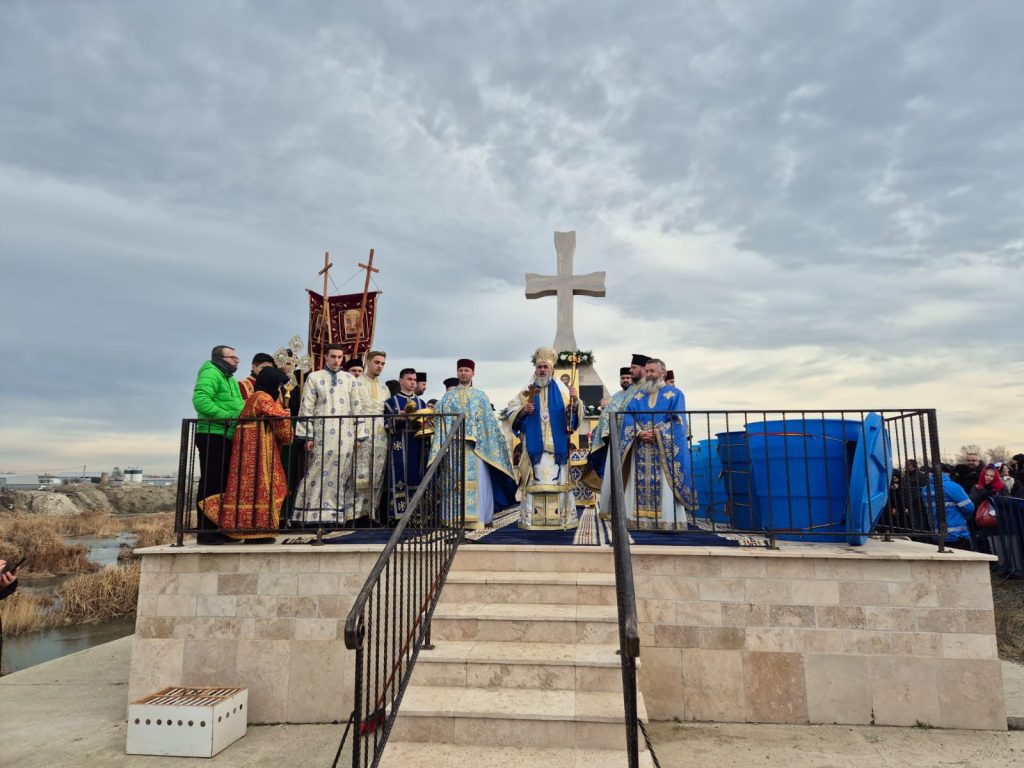 El este buzoianul care a scos crucea din apele râului Buzău! Din ce motiv nu poate oferi mai departe simbolul ritualului creștin