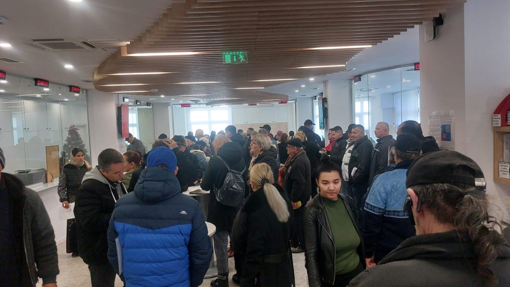 (Video) Nu am scăpat de clasicele cozi la Taxe și Impozite! Sute de persoane la rând, încă de la deschiderea ghișeelor