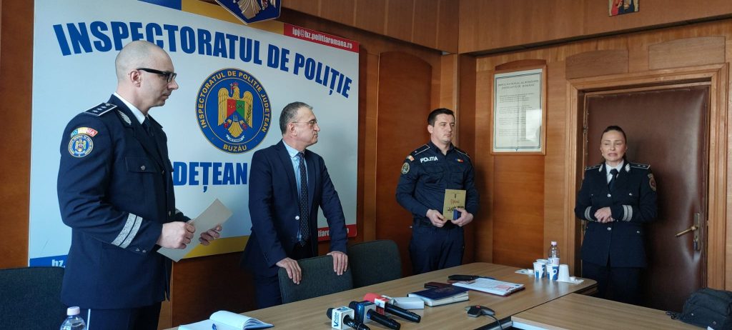 (Video) Doi polițiști din Buzău, premiați de Poliția Română. Rezultatele deosebite care le-au adus aprecierea șefilor