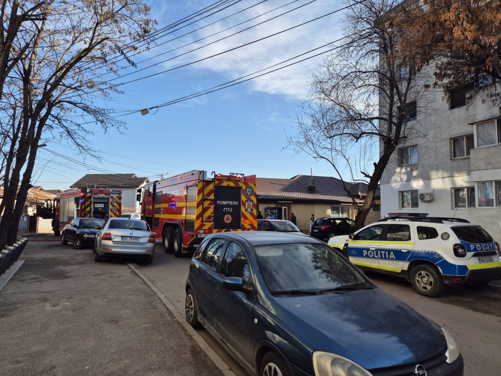 (FOTO&VIDEO) Apartament în flăcări, persoane evacuate din locuințe
