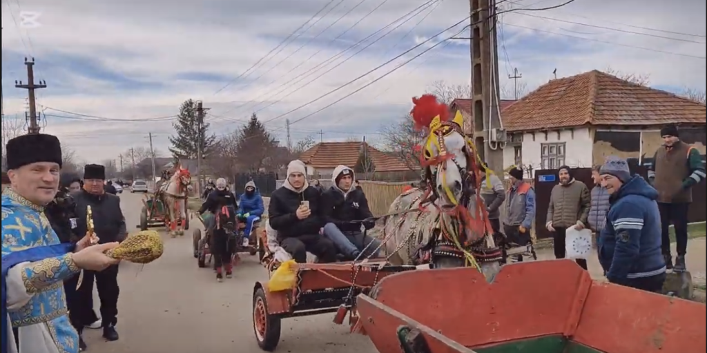 (VIDEO) Obiceiul de Bobotează de la Smeeni care a scos azi animalele din bătătură