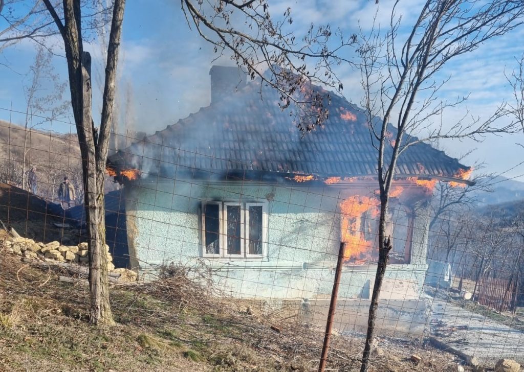 (FOTO) Casă mistuită de flăcări. Sătenii au sărit în sprijin, până la sosirea pompierilor