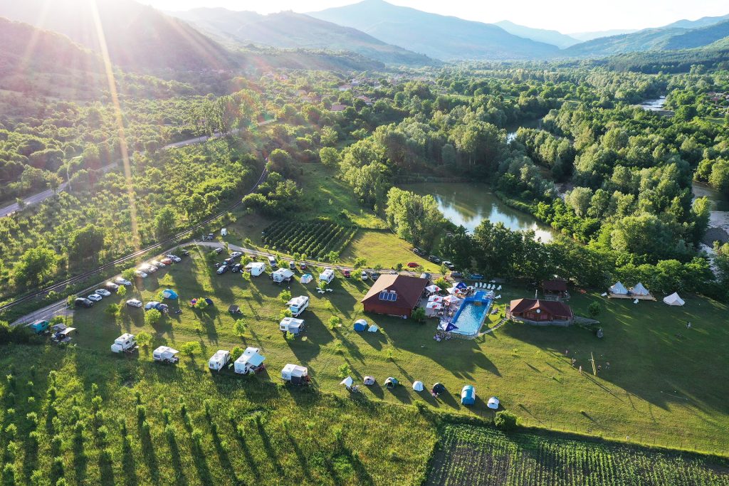 Românii, interesați să petreacă vacanța de Rusalii în Buzău. Ofertă irezistibilă prezentată la Târgul de Turism al României