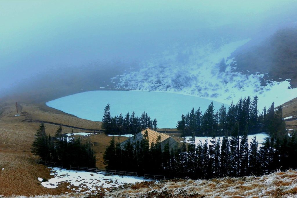 Imagini spectaculoase din „Rai”: Radu Iftinoiu surprinde Lacul Vulturilor, văzut din zbor, de deasupra norilor