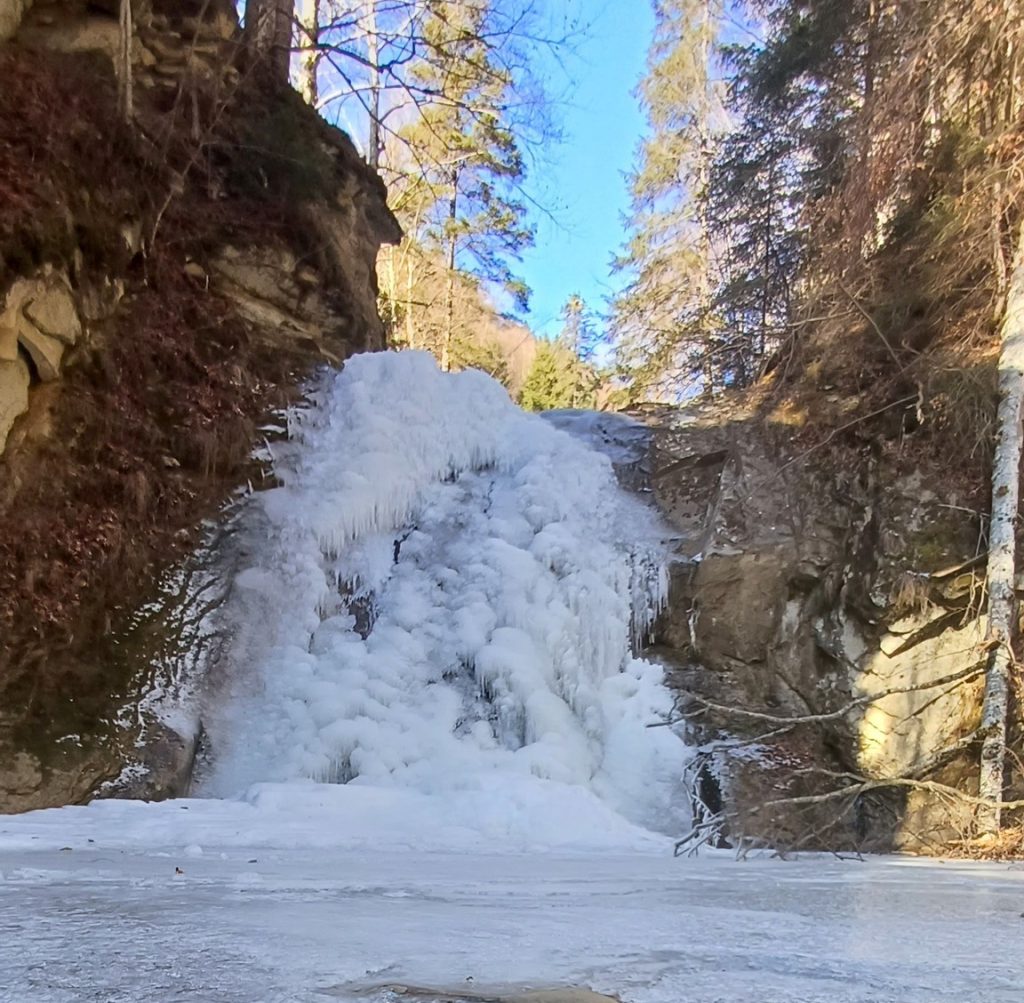 Imagini spectaculoase! Cascada Cașoca, înfrântă de ”Generalul Iarnă” și ”Mareșalul Ger”