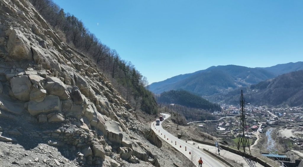 Încep lucrările de rănguire pe DN10! Cum se va circula în următoarele luni, în zona barajului Siriu