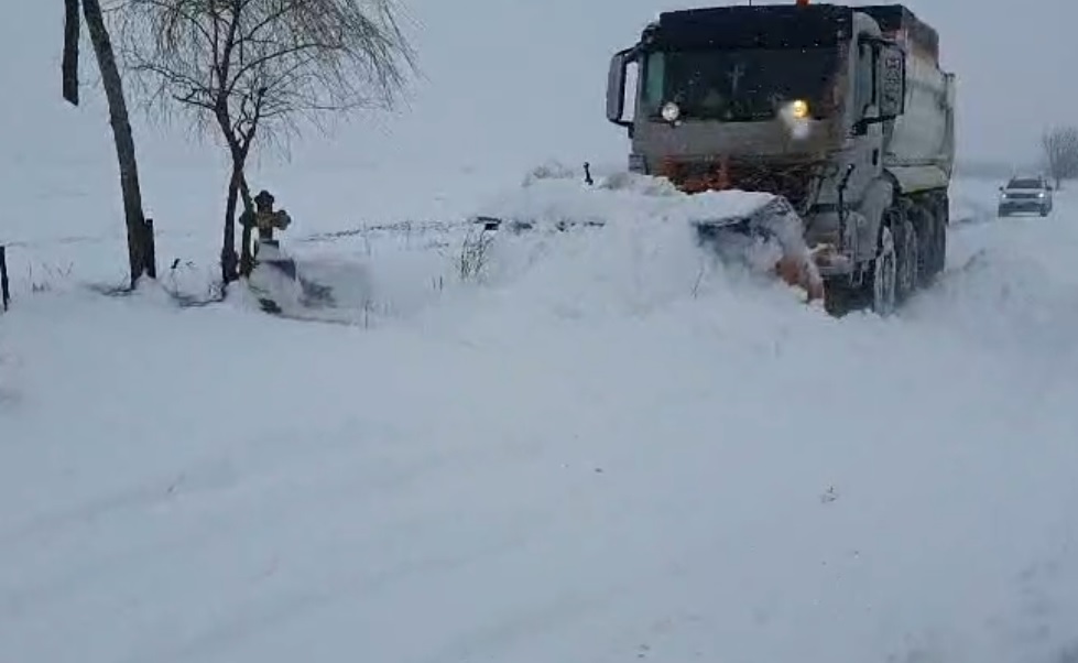 (Video) Utilajele de deszăpezire, monitorizate prin GPS. Unde au fost prinși șoferii pe picior greșit și ce sancțiuni anunță Consiliul Județean