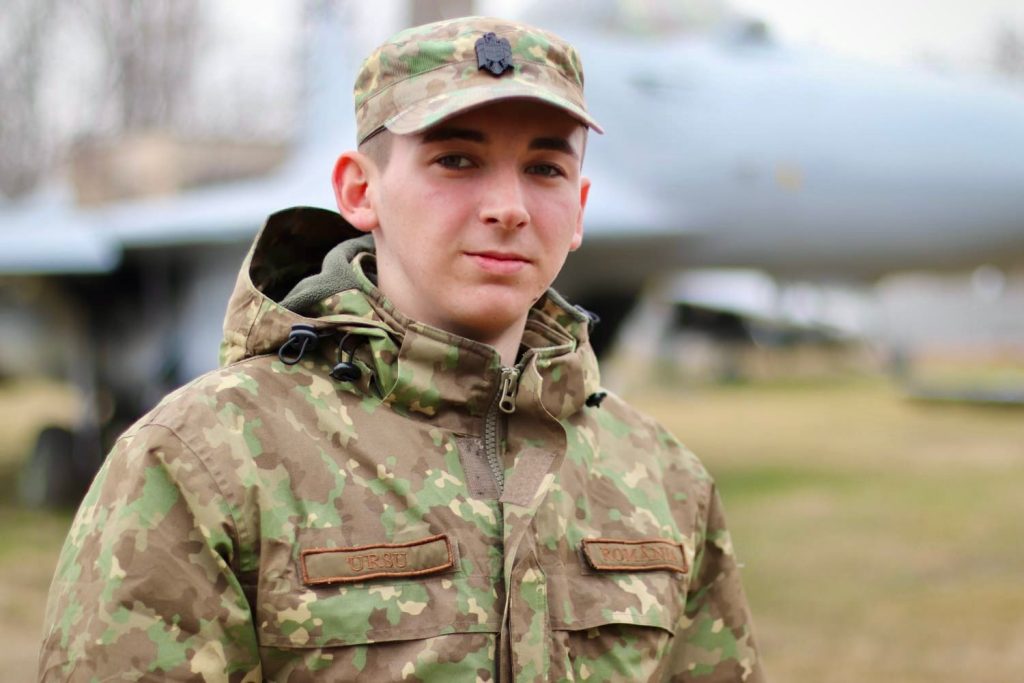 De pe scenă în hangarul de la Boboc! Tânărul care a renunțat la actorie pentru Forțele Aeriene