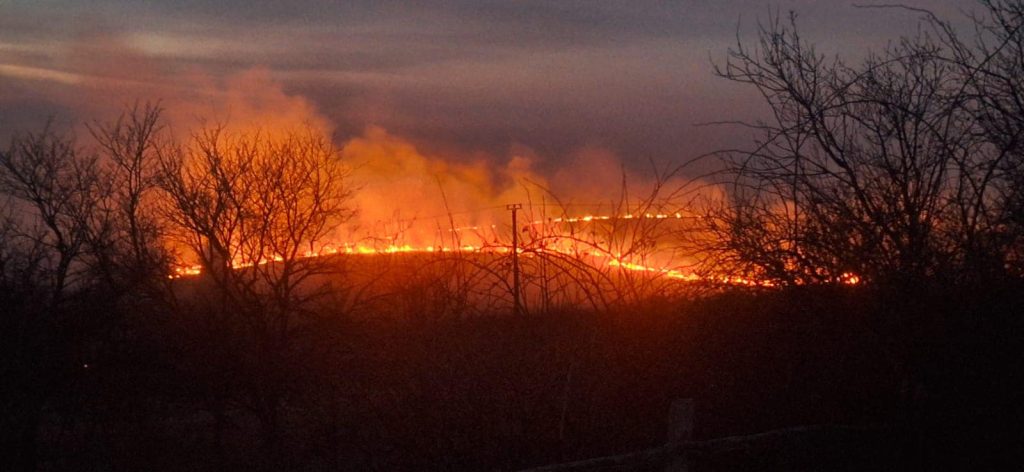 Situație alarmantă din cauza incendiilor de vegetație! Autoritățile cer ajutorul preoților