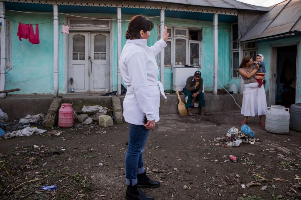 (Video) Bolnavii, duși la medic cu mașina primarului. Comuna nu are cabinet medical și nici asistent comunitar