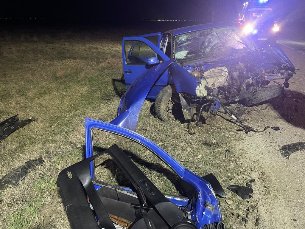 Tânăr rănit grav după ce a intrat cu mașina într-un stâlp