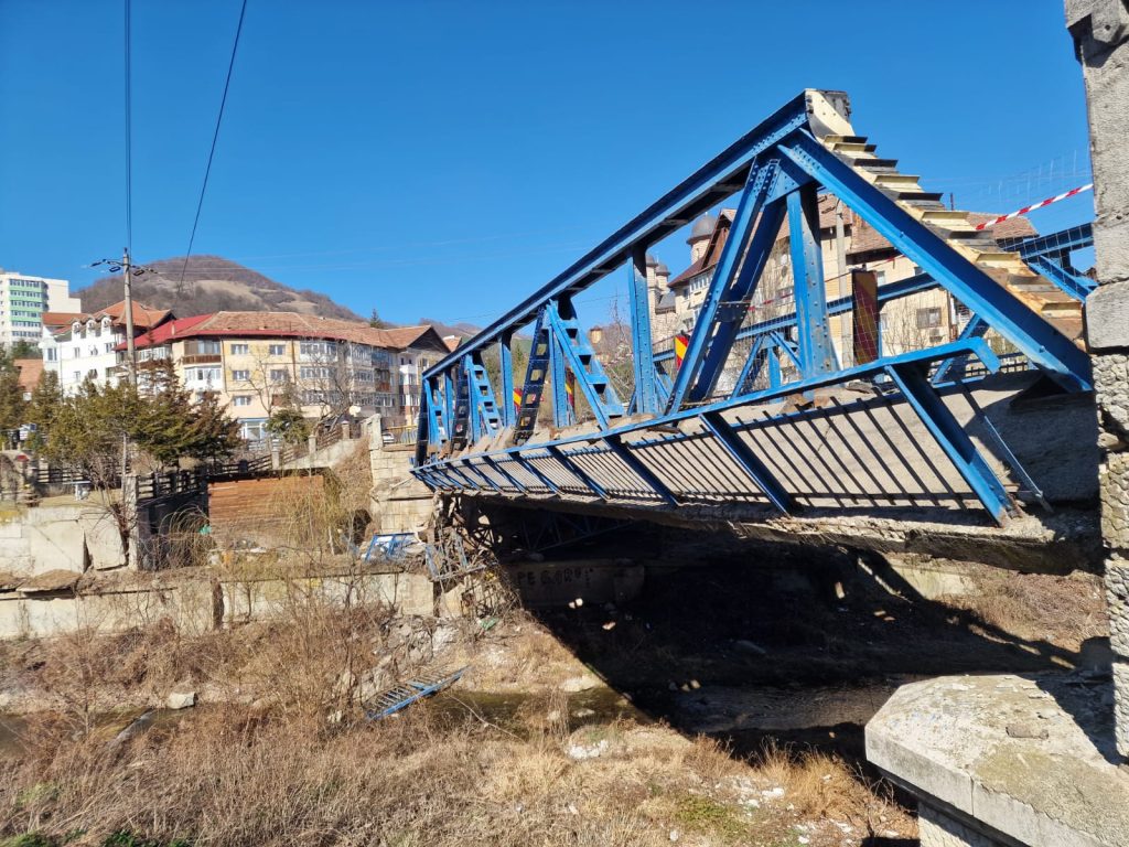 (FOTO) Pod de pe DN10, un pericol! Sunt impuse restricții de circulație