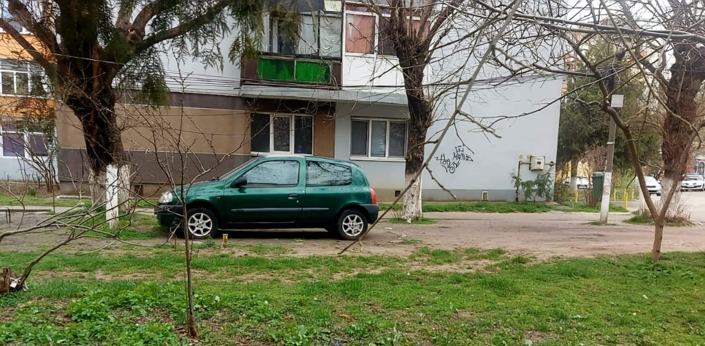 Spațiul verde nu-i parcare, iar cine încalcă regula plătește…scump!
