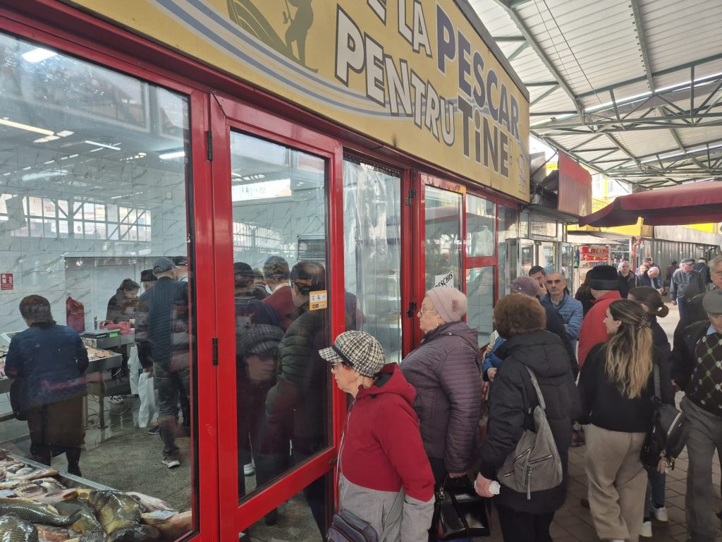 Prima dezlegare din postul Paștelui aglomerează pescăriile! Cât scoți din buzunar pentru un crap, o plătică sau un macrou