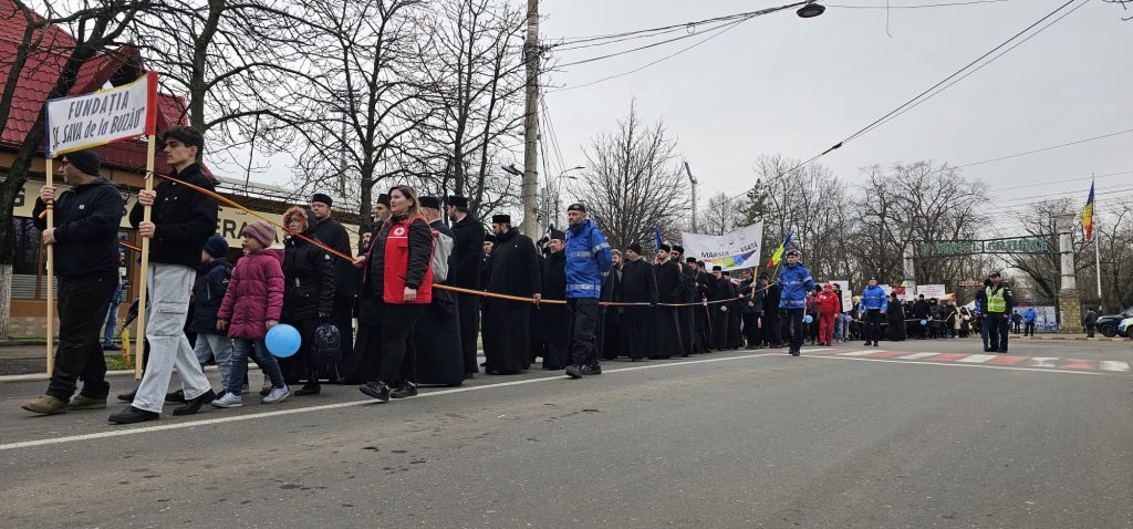 (FOTO&VIDEO) Marș pentru viață, pe străzile Buzăului. Sute de persoane prezente, în ciuda frigului pătrunzător