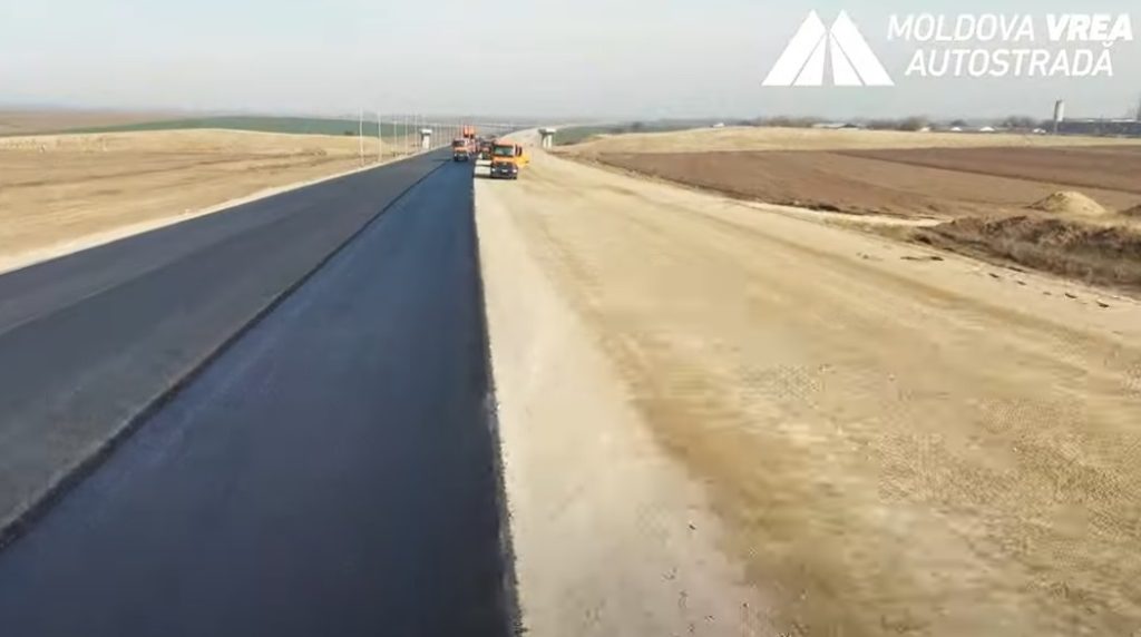 (VIDEO) Asfalt nou pe A7! Zona unde s-a așternut primul strat de asfalt