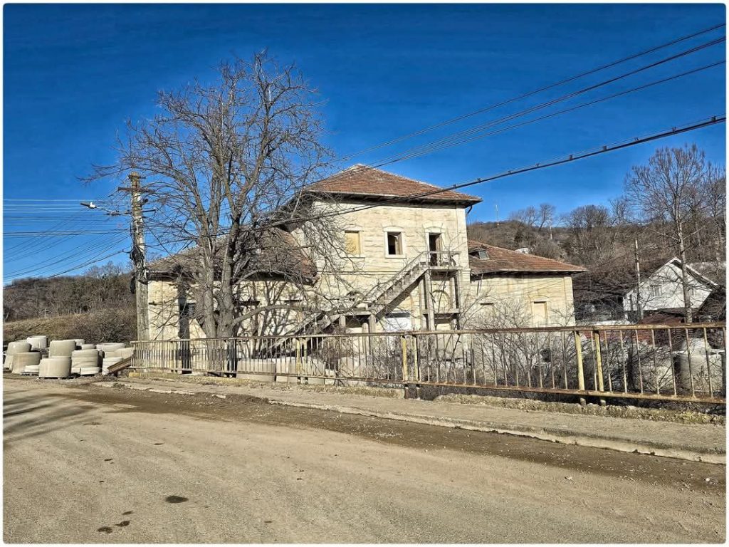 Două obiective abandonate, din Sărata Monteoru, primesc șansa să revină în circuit