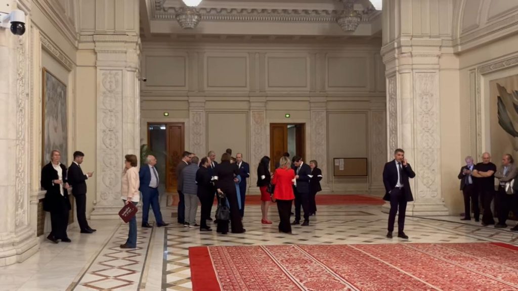 Grevă și circ în Parlamentul României. Chestorul Romeo Lungu: ”Nu pot face grevă, dar dacă tot nu muncesc, să nu fie plătiți”