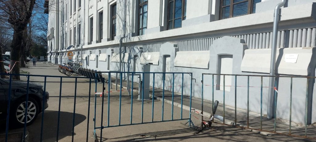 La nici un an de la inaugurare, au început să cadă țiglele de pe clădirea Colegiului M. Eminescu